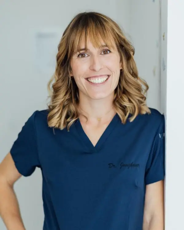 Dr. Iris Jungbauer, Ärztin im Therapiezentrum Pro, lächelt in blauem Kasack in die Kamera