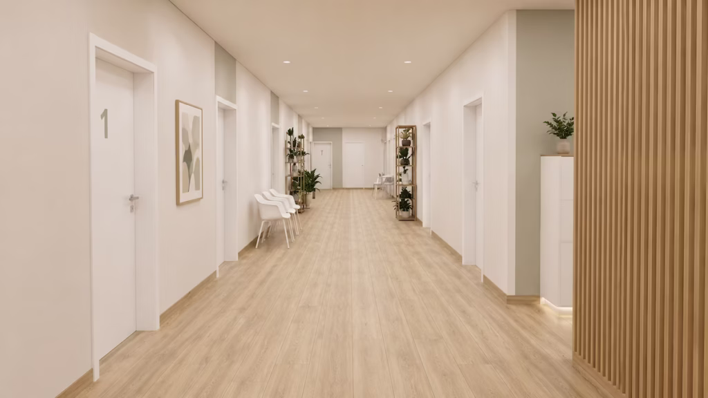Heller, moderner Therapiegang im Therapiezentrum Pro mit Holzboden, weißen Türen und hellem Holzboden