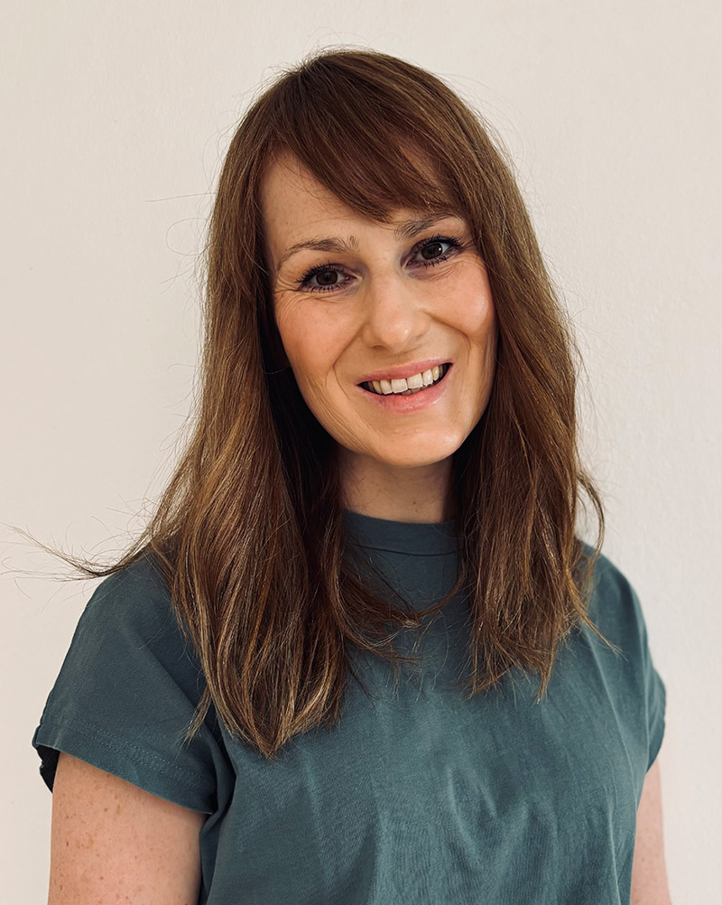 Christa Aumair, Therapeutin im Therapiezentrum Pro, lächelt freundlich in die Kamera.
