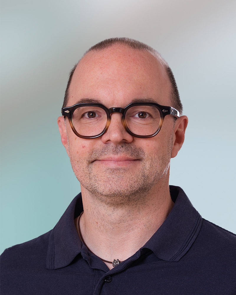 Christian Hofmann, Therpeut im Therapiezentrum Pro, mit Brille und dunklem Poloshirt